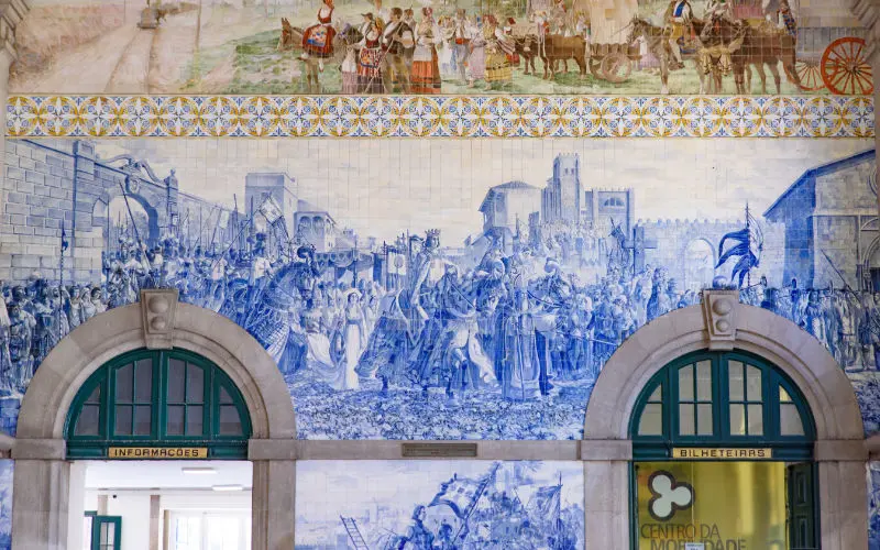 Things to do in Porto - blue and white tile scene in São Bento Station Azulejos